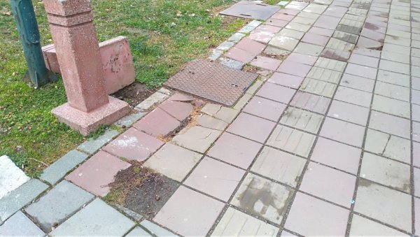 ДВЕ ГОДИНЕ ПОСЛЕ ОБНОВЕ: Оштећена стаза у Сунчаном парку ризична за пролазнике