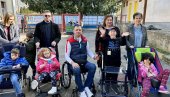 ČEPOVIMA KUPILI 72 ORTOPEDSKA POMAGALA: Još jedna uspešna akcija pomoći, hodalica za specijalnu školu u Vršcu