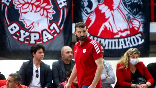 ЖЕНЕ (НИ)ЈЕ ТЕЖЕ ТРЕНИРАТИ НЕГО МУШКАРЦЕ: Легендарни Александар Ћирић вежба ватерполисткиње Олимпијакоса и мушку селекцију Ирана