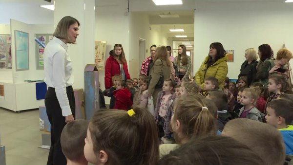 „ПУТОВАЊЕ KРОЗ ИСТОРИЈУ УМЕТНОСТИ“: Изложба дечјих радова у Јагодини (ФОТО)