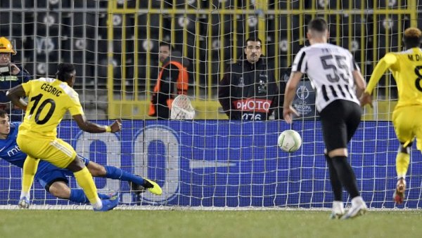 ИЗНЕРВИРАЛИ СЕ СВИ НА СТАДИОНУ: Овако је Партизан испустио рану предност против Шерифа у Београду (ВИДЕО)