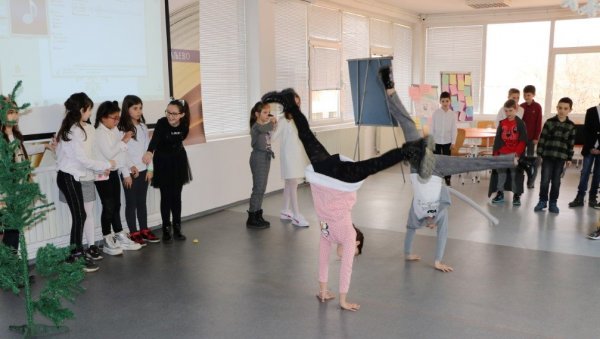 РАЗДРАГАНИ МАЛИШАНИ: Представа Прва пахуља на Дечјем одељењу краљевачке библиотеке