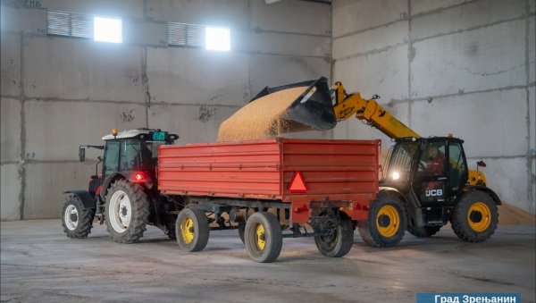 ДОБИО ЧЕТИРИ ТОНЕ ЗА 17 КРАВА: Меркантилни кукуруз обезбеђен и регистрованим пољопривредницима у Зрењанину  (ФОТО)