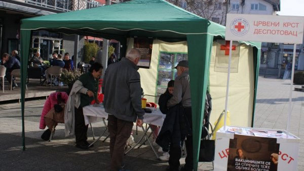 ЗДРАВЉЕ СУГРАЂАНА ПРОВЕРАВАЛИ НА ГРАДСКОМ ТРГУ: Акција Црвеног крста и Дома здравља у Деспотовцу (ФОТО)