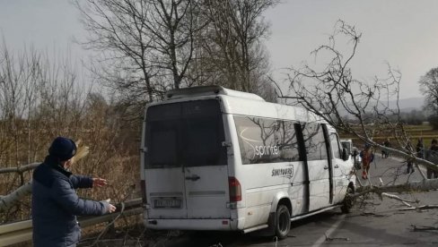 ИЗБЕГНУТА ТРАГЕДИЈА: Топола пала на комби код места Српска кућа