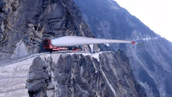 ОВО МОГУ САМО КИНЕЗИ: Погледајте како превозе елису тешку 19 тона на врх планине (ВИДЕО)