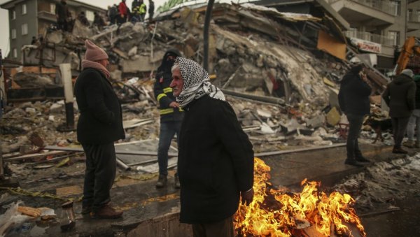 ПОТРЕСИ НА СВАКА ТРИ МИНУТА: Има мртвих након новог земљотреса у Турској - спасиоци на терену