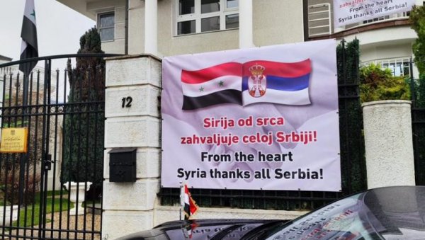 СИРИЈА СЕ ОД СРЦА ЗАХВАЉУЈЕ СРБИЈИ: Дивна порука на зиду амбасаде (ФОТО)