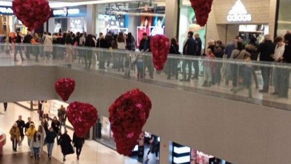 ВАУЧЕРЕ ОД 6.000 ТРОШЕ У ПОСЛЕДЊИ ЧАС: Гужва испред спортских радњи у тржним центрима