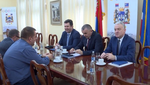 ДРЖАВА ПОМАЖЕ И ПОДСТИЧЕ ЛОКАЛНЕ СРЕДИНЕ: Бирманчевић у посети Шапцу