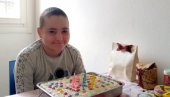 ŠKOLSKU KLUPU ZAMENIO BOLNIČKOM SOBOM: Fond humanosti Novosti u akciji pomoći Mihailu (13) u borbi sa leukemijom