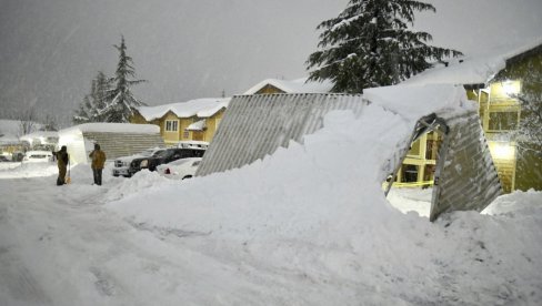 VANREDNO STANJE U AMERICI: Sneg okovao Kaliforniju, spasilačke ekipe na terenu po celi dan i noć (VIDEO)