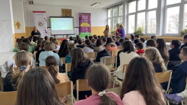 ЗАШТИТА МАЛИШАНА НА ИНТЕРНЕТУ: Деца и родитељи слушали предавање о безбедности малишана на интернету