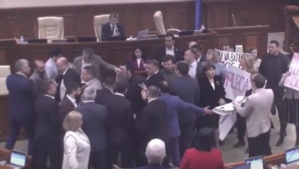 СУКОБ ПОСЛАНИКА ЗБОГ ПРЕИМЕНОВАЊА ЈЕЗИКА: Скандал у парламенту Молдавије (ВИДЕО)