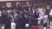 СУКОБ ПОСЛАНИКА ЗБОГ ПРЕИМЕНОВАЊА ЈЕЗИКА: Скандал у парламенту Молдавије (ВИДЕО)