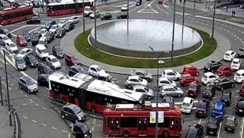 SAOBRAĆAJNI KOLAPS U BEOGRADU: Na Slaviji i Trgu Nikole Pašića totalno zagušenje, automobili se jedva kreću i preko mostova (FOTO)