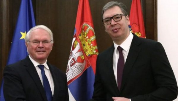 ВУЧИЋ СА ХИЛОМ: Председник сутра на састанку са амбасадором САД