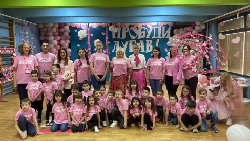 ПРОБУДИМО ЉУБАВ: Нишки малишани у розе мајицама послали поруке против насиља