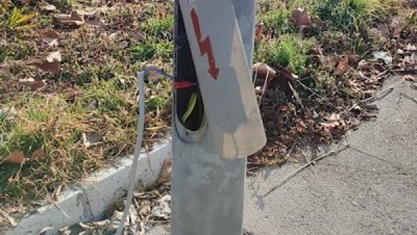 КРАЛИ СТРУЈУ НА ЛАБУДОВОМ БРДУ: Екипе ЈКП Јавног осветљења искључиле нелегалне прикључке