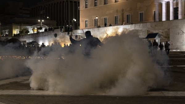 АНАРХИСТИ НАПРАВИЛИ ИНЦИДЕНТ У АТИНИ: Реаговала полиција на протесту за жртве железничке несреће (ФОТО)