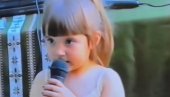 PEVAČICA PODELILA SNIMAK IZ DETINJSTVA: Prepoznajete li ko je vrckava devojčica sa mikrofonom u rukama? (VIDEO)