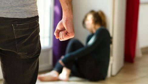 PIJAN PRETUKAO ŽENU I POLOMIO JOJ TRTIČNU KOST: Muškarac zaradio pritvor zbog nasilja u porodici