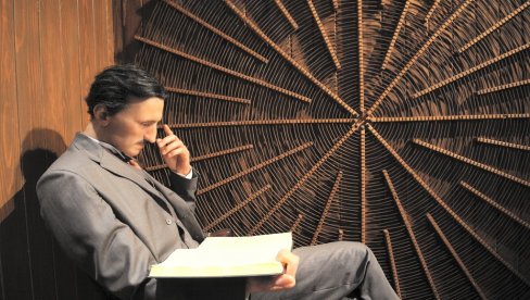 U ZAGREBU SE DRUŽIO SAMO SA SRPSKOM OMLADINOM: Studentima Nikola Tesla uputio savet da se čuvaju žena