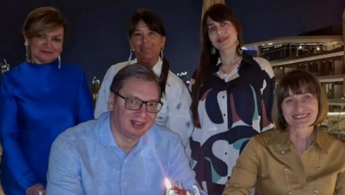 IZNENAĐENJE ZA VUČIĆA U KATARU: Dobio tortu za 53. rođendan - Hvala što su tu već 10 godina (FOTO)