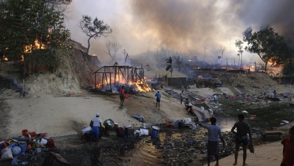 СТРАВИЧАН ПОЖАР У БАНГЛАДЕШУ:  У кампу избеглица 12.000 Рохингја остало без дома