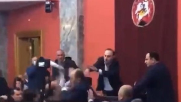 ЖЕСТОКА ТУЧА У ГРУЗИЈСКОМ ПАРЛАМЕНТУ: Камере снимиле невероватан окршај (ВИДЕО)