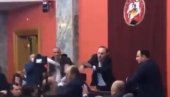 ŽESTOKA TUČA U GRUZIJSKOM PARLAMENTU: Kamere snimile neverovatan okršaj (VIDEO)
