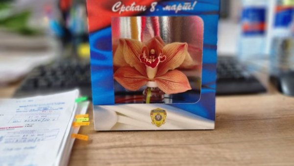 ОРХИДЕЈА СА ПОРУКОМ: Министар Гашић изненадио даме (ФОТО)