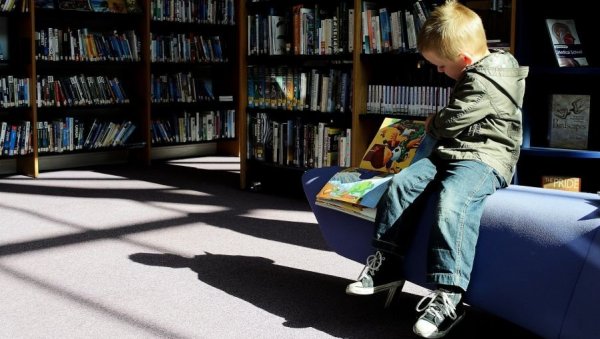 ЧИТАЈУ ЛИ МЛАДЕ ГЕНЕРАЦИЈЕ: Како приволети децу да (поново) заволе књигу?