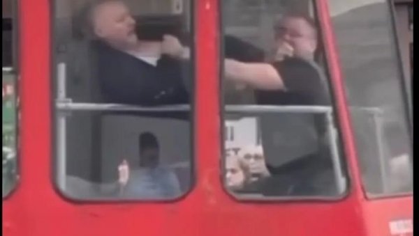ОБРАЧУН НА БАНОВОМ БРДУ: Невероватна сцена  у трамвају на линији 12