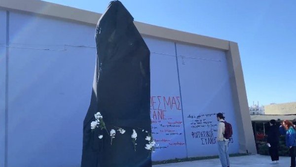 У ЗНАК ЖАЛОСТИ ЗА ТРАГИЧНО НАСТРАДАЛИМ КОЛЕГАМА: Аристотел завијен у црно (ВИДЕО)