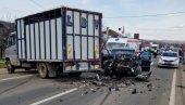 ПЕТОРО ПОВРЕЂЕНИХ У СУДАРУ: Саобраћајна несрећа на Ибарској магистрали код Краљева (ФОТО)
