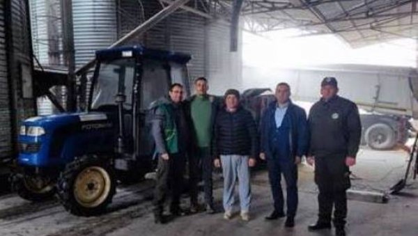 ПОДЕЛА КУКУРУЗА УЗГАЈИВАЧИМА КРАВА: Бесповратна помоћ пољопривредницима у Топличком округу