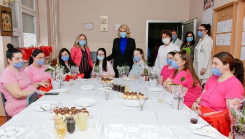 У КРУШЕВЦУ СВЕ ВИШЕ БЕБА: Министарка Кисић обишла породилиште и поделила поклоне мамама за 8. март (ФОТО)