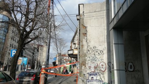 NE PARKIRAJTE VOZILA ISPRED OVE ZGRADE: Odvaja se deo zida u Takovskoj 46, postavljena traka kao upozorenje