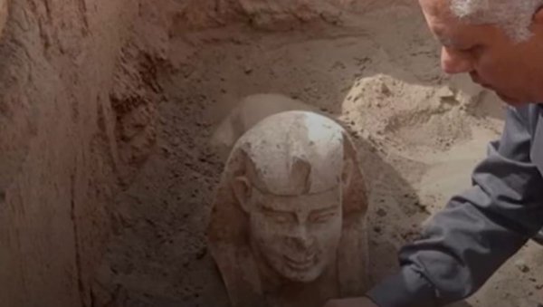 НАШЛИ НАСМЕЈАНУ СФИНГУ: Откриће археолога близу храма Хатор (ВИДЕО)