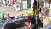 VOZAČ AUTOBUSA NA LINIJI 47 ULEPŠAVA DAN BEOGRAĐANIMA: Od Resnika do Slavije sa igračkama