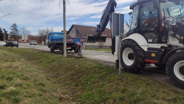 ОЧИСТИЛИ ЗЕМЉУ ДА ПРОЂЕ ВОДА : У неколико улица у Сиригу  уређене банкине