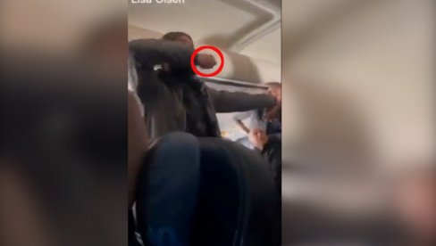 POKUŠAO DA OTVORI VRATA OD AVIONA PA NAPRAVIO HAOS: Muškarac napao stjuardesu na letu Los Anđeles - Boston (VIDEO)