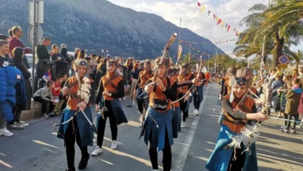 ПЛАВЕ СТРЕЛЕ“ НА КАРНЕВАЛИМА У ЦРНОЈ ГОРИ: Ученице из Беле Цркве у Херцег Новом наступале и на Празнику мимозе (ФОТО)