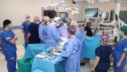 ПОДВИГ СРПСКИХ ЛЕКАРА: Човеку из Руме извађен тумор тежак 10 килограма, операција трајала сатима