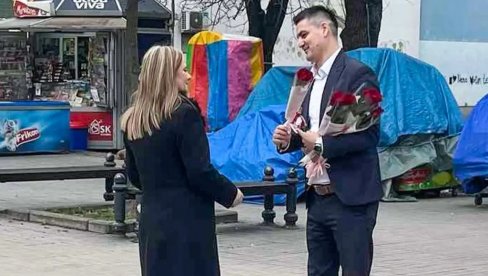 DELIO CVEĆE SUGRAĐANKAMA: Na gradskom trgu u Smederevu tradiiconalna čestitka gradonačelnika za 8. mart