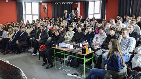 ТРИБИНА УМ НА ДРУМ: О безбедности саобраћаја у Петој београдској гимназији