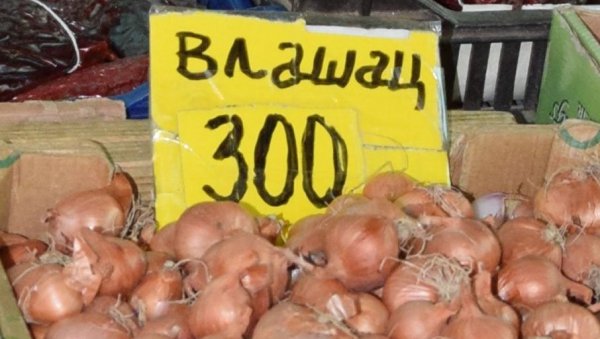 КИЛОГРАМ ЦРНОГ ЛУКА И ДО 300 ДИНАРА: Већа потражња, али и слабија понуда подигле цену поврћа у Београду