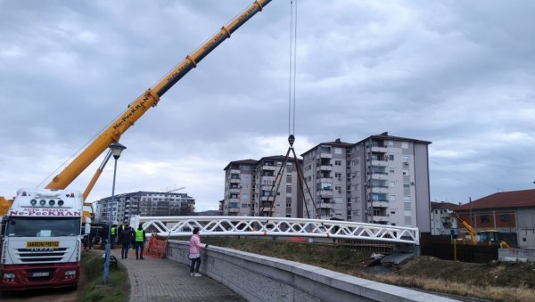 КРАН СПУСТИО ЧЕЛИЧНУ ГРДОСИЈУ: У Параћину данас монтиран први од четири пешачка моста (ФОТО/ВИДЕО)