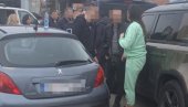 УПЛАКАНА СУПРУГА НА МЕСТУ ЗЛОЧИНА: На пумпи у Рушњу појавила се и жена убијеног Ранка (ФОТО)